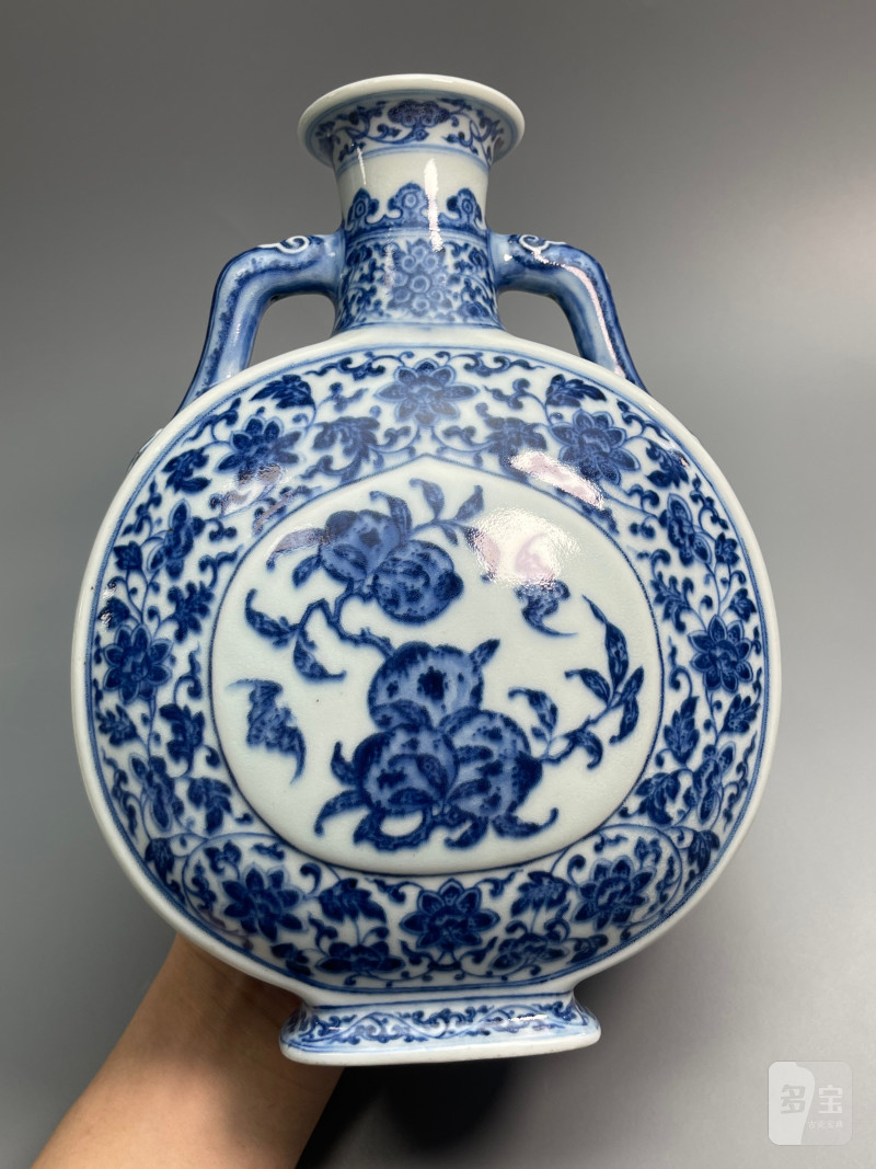 清乾隆  青花缠枝莲杏圆开光福寿纹双如意耳扁瓶 - 图8